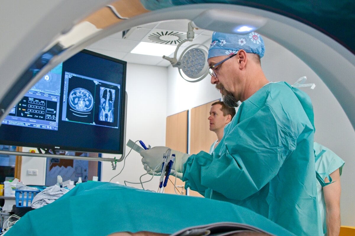 Lékaři z&nbsp;MOÚ provedli unikátní zákrok elektrochemoterapie u&nbsp;pacienta s&nbsp;nádorem páteře